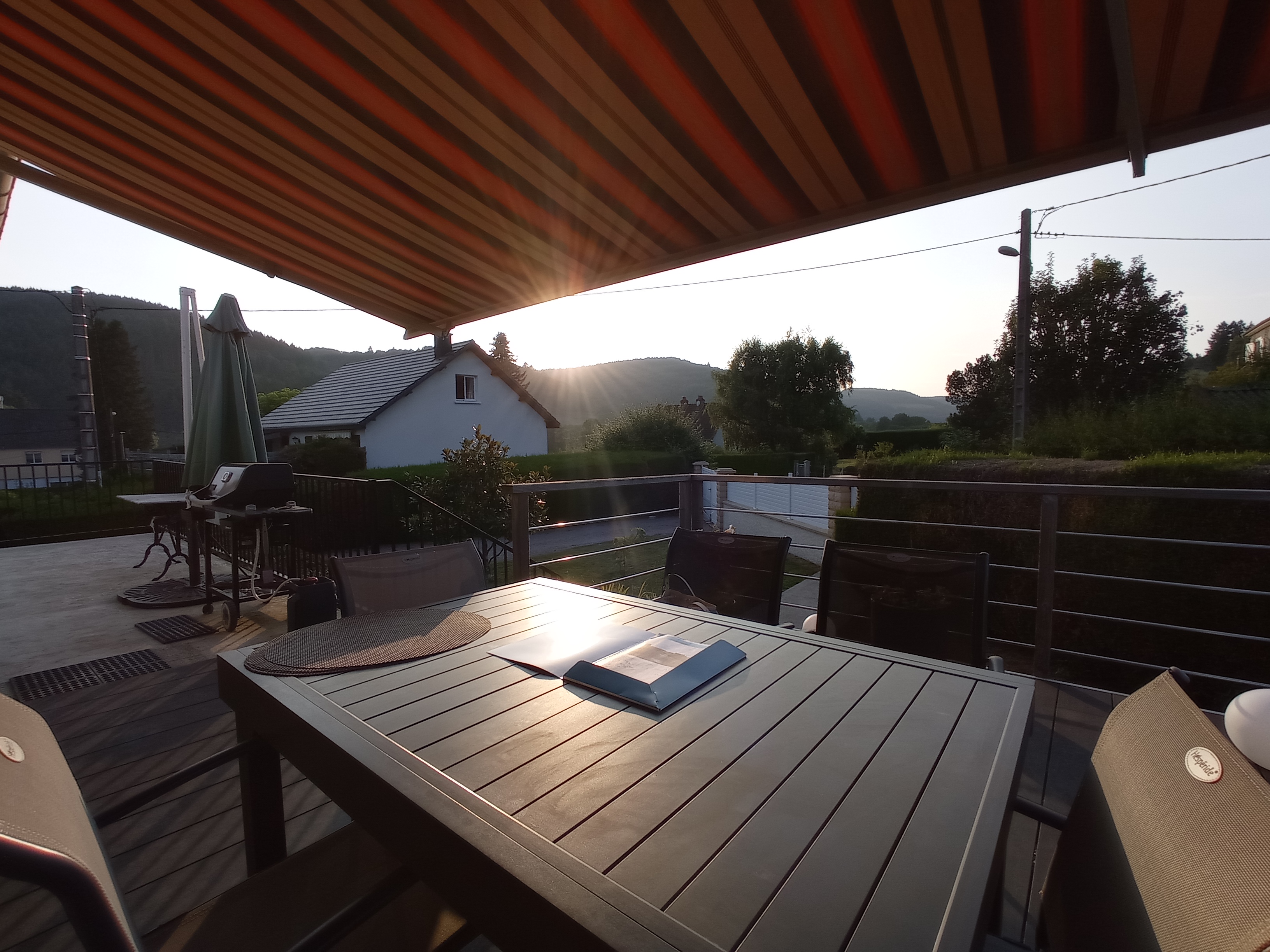 Terrasse et maison en Auxois-Morvan
